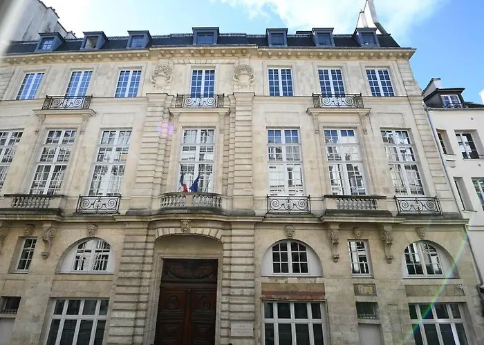 We Parisian The Marais Cozy
